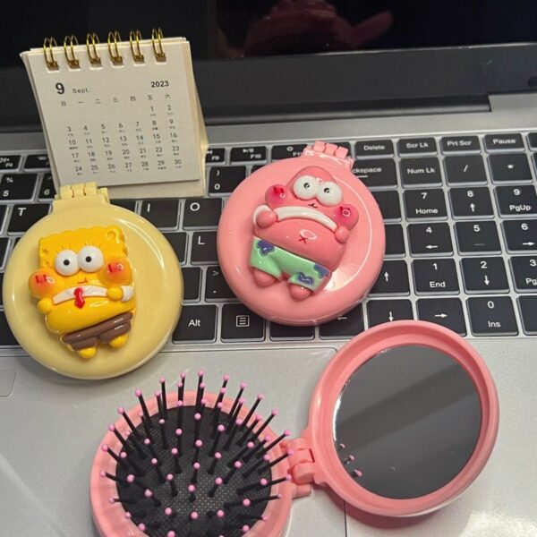 2pcs Foldable Travel Hair Brushes with Mirror Cartoon Round Portable Folding Pocket Hair Brush Cute Mini Hair Comb Compact Size Hair Massage Comb Small Makeup Mirror Set Share with Friends Suitable for Gifts for Girls and Ladies